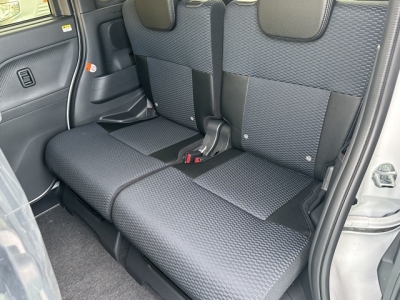 タントカスタム(ダイハツ)届出済未使用車 後席内装