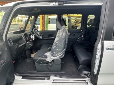 タントカスタム(ダイハツ)届出済未使用車 後席から見た前席