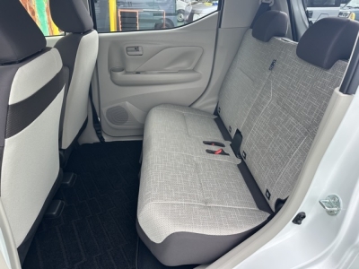 デイズ(ニッサン)ディーラ-試乗車 後席内装