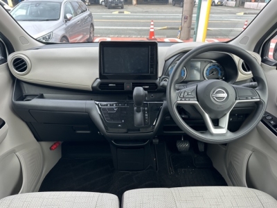 デイズ(ニッサン)ディーラ-試乗車 後席から見た前席