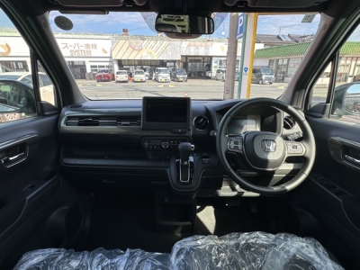 N-WGN(ホンダ)届出済未使用車 後席から見た前席