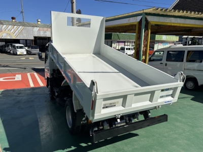 キャンター(三菱)登録済未使用車 後方