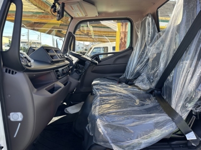 キャンター(三菱)登録済未使用車 前席内装