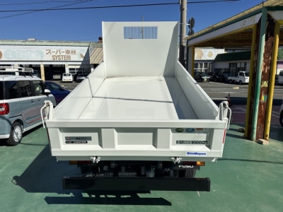 キャンター(三菱)登録済未使用車 後席内装