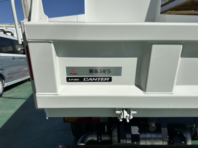 キャンター(三菱)登録済未使用車 後席から見た前席