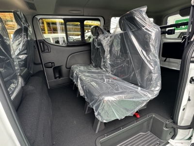 キャラバン(ニッサン)登録済未使用車 後席内装