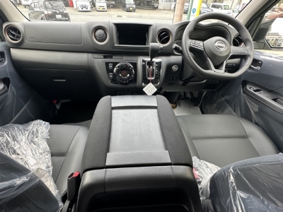 キャラバン(ニッサン)登録済未使用車 後席から見た前席