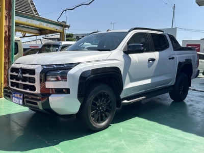 トライトン(三菱)登録済未使用車 前方