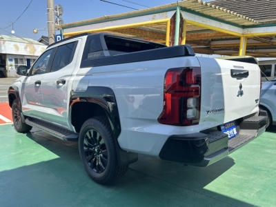 トライトン(三菱)登録済未使用車 後方