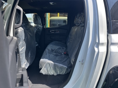 トライトン(三菱)登録済未使用車 後席内装