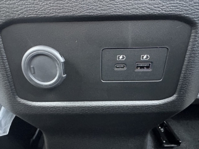 トライトン(三菱)登録済未使用車 内外装写真他