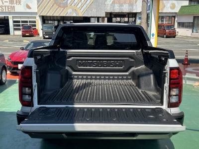 トライトン(三菱)登録済未使用車 内外装写真他１