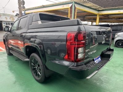 トライトン(三菱)登録済未使用車 後方