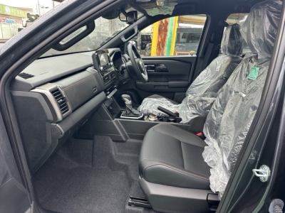 トライトン(三菱)登録済未使用車 前席内装