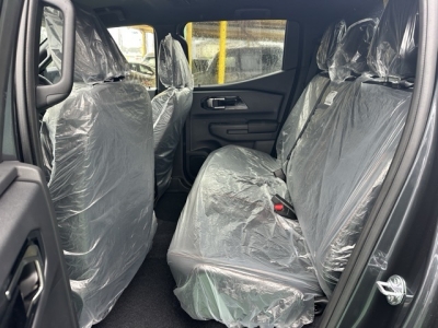 トライトン(三菱)登録済未使用車 後席内装