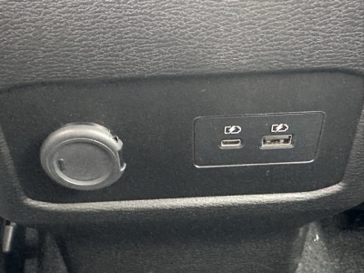 トライトン(三菱)登録済未使用車 後席から見た前席