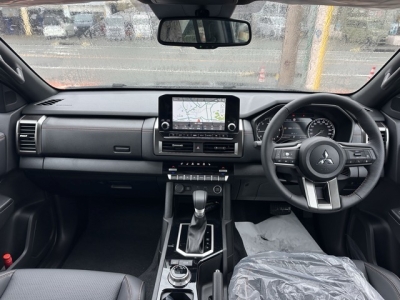 トライトン(三菱)登録済未使用車 内外装写真他