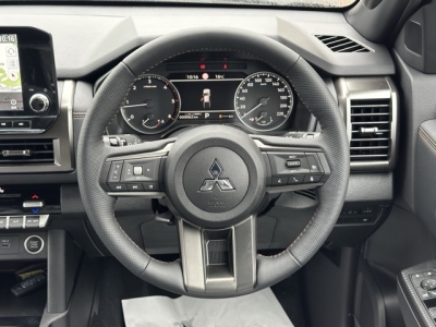 トライトン(三菱)登録済未使用車 内外装写真他１