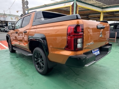 トライトン(三菱)登録済未使用車 後方