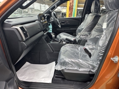 トライトン(三菱)登録済未使用車 前席内装