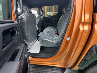 トライトン(三菱)登録済未使用車 後席内装