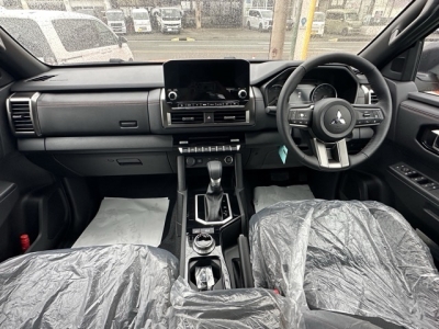 トライトン(三菱)登録済未使用車 後席から見た前席