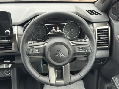 トライトン(三菱)登録済未使用車 内外装写真