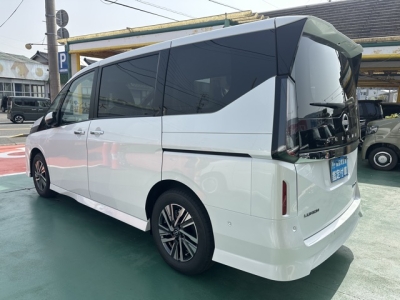 セレナ(ニッサン)登録済未使用車 後方