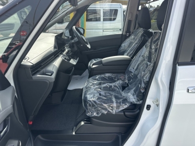 セレナ(ニッサン)登録済未使用車 前席内装