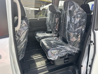 セレナ(ニッサン)登録済未使用車 後席内装