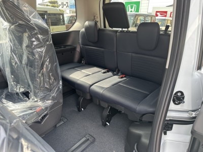 セレナ(ニッサン)登録済未使用車 後席から見た前席