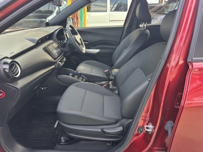 キックス(ニッサン)中古車 前席内装