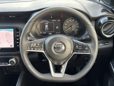 キックス(ニッサン)中古車 後席から見た前席