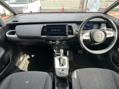 フィット(ホンダ)中古車 後席から見た前席