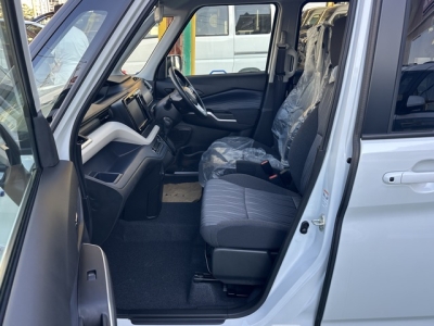 新型ソリオ(スズキ)登録済未使用車 前席内装