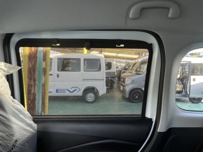 新型ソリオ(スズキ)登録済未使用車 後席から見た前席