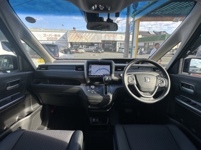 フリード+(ホンダ)中古車 後席から見た前席