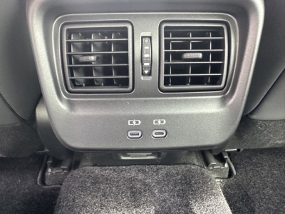 クラウンクロスオーバー(トヨタ)中古車 後席から見た前席