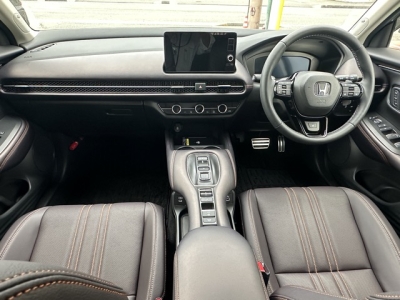 ZR-V(ホンダ)中古車 後席から見た前席