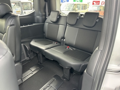 ステップワゴン(ホンダ)登録済未使用車 後席から見た前席