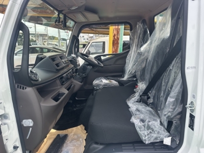 キャンター(三菱)登録済未使用車 前席内装