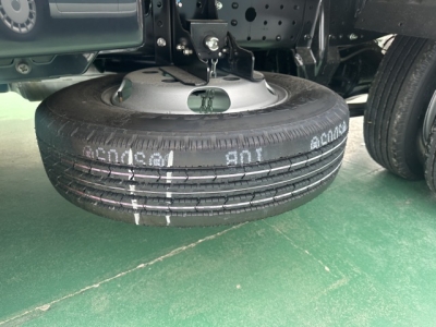 キャンター(三菱)登録済未使用車 後席から見た前席