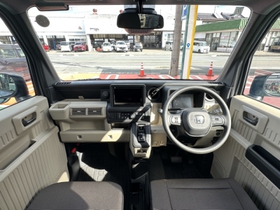 N-VAN e(ホンダ)届出済未使用車 後席から見た前席