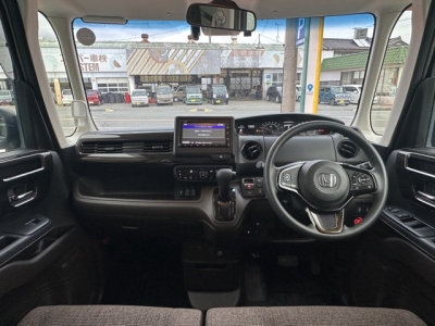 N-BOX(ホンダ)中古車 後席から見た前席