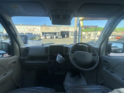 ミニキャブバン(三菱)届出済未使用車 後席から見た前席