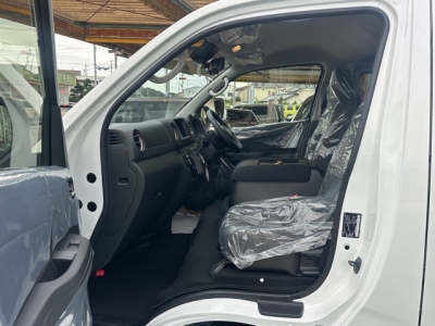 キャラバン(ニッサン)登録済未使用車 前席内装