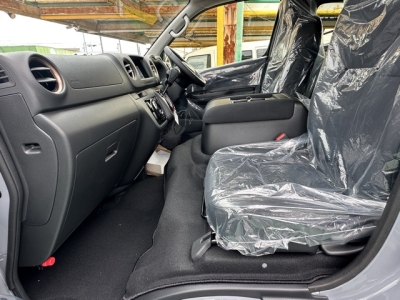 キャラバン(ニッサン)登録済未使用車 前席内装