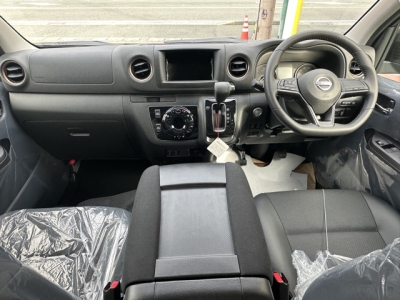 キャラバン(ニッサン)登録済未使用車 後席から見た前席