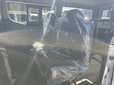 キャラバン(ニッサン)登録済未使用車 後席から見た前席