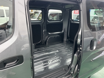 NV200バネットバン(ニッサン)登録済未使用車 後席内装